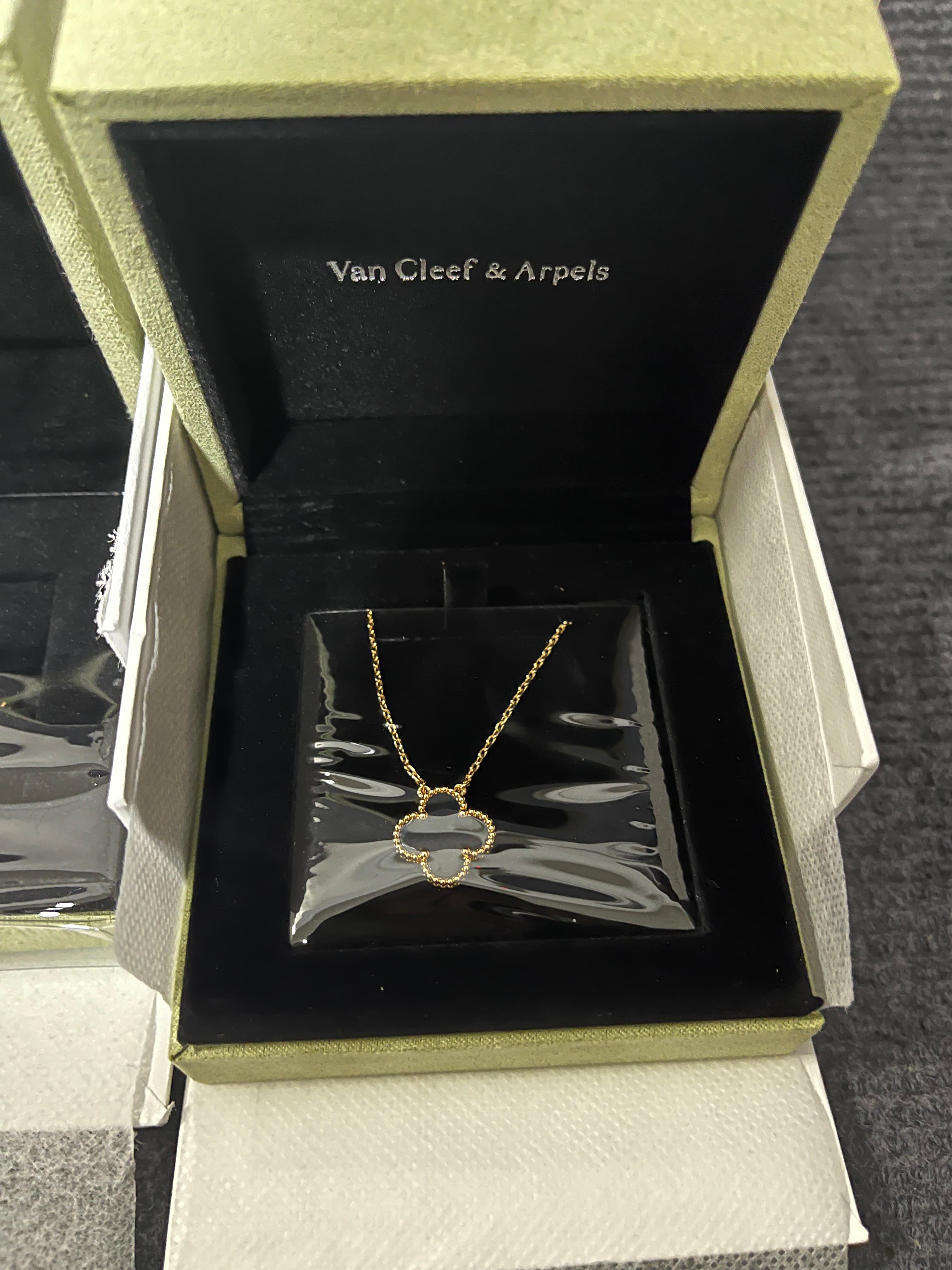 Van Cleef & Arpels Rep 18K Gold Plated Clover Necklace And Bracelet Jewelry Set For Women image 2