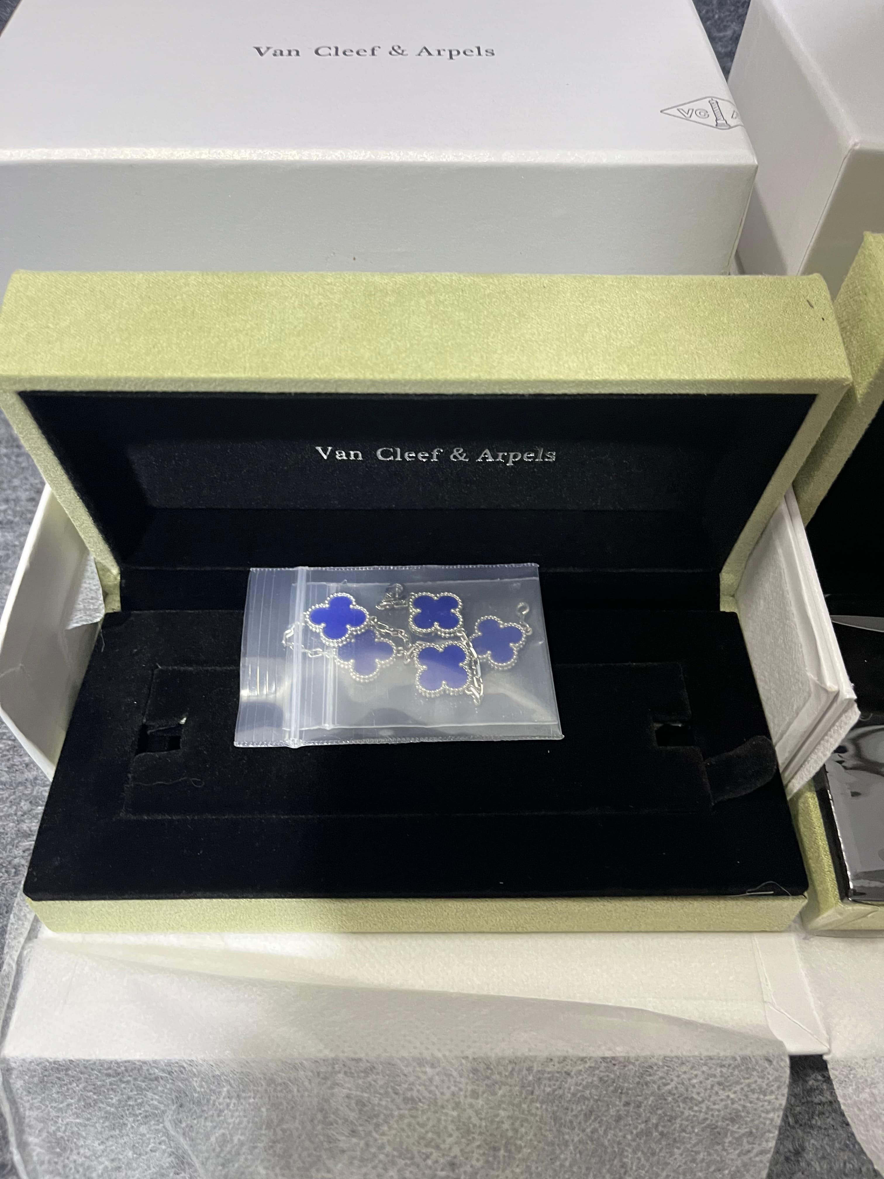 Van Cleef & Arpels Rep 18K Gold Plated Clover Necklace And Bracelet Jewelry Set For Women image 3
