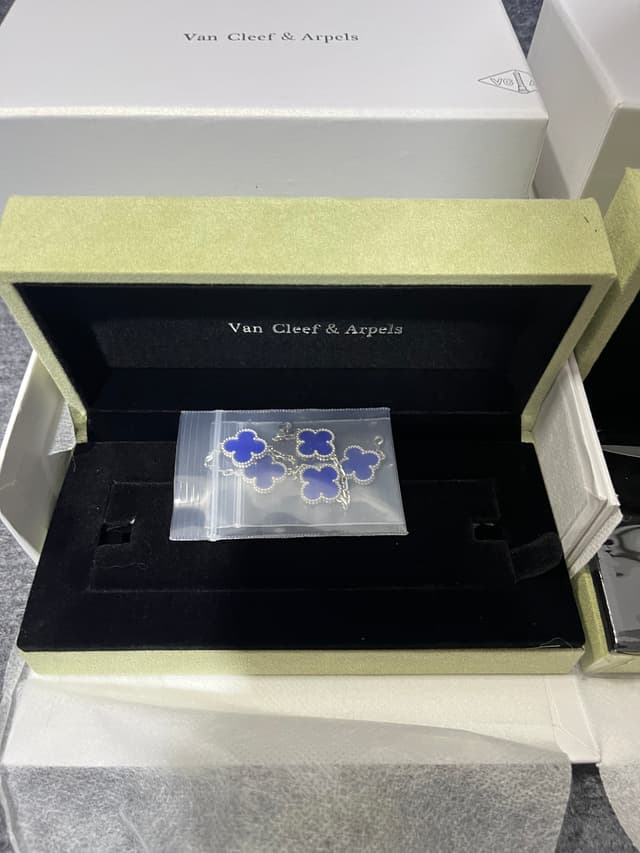 Van Cleef & Arpels Rep 18K Gold Plated Clover Necklace And Bracelet Jewelry Set For Women | Yupoo image 3
