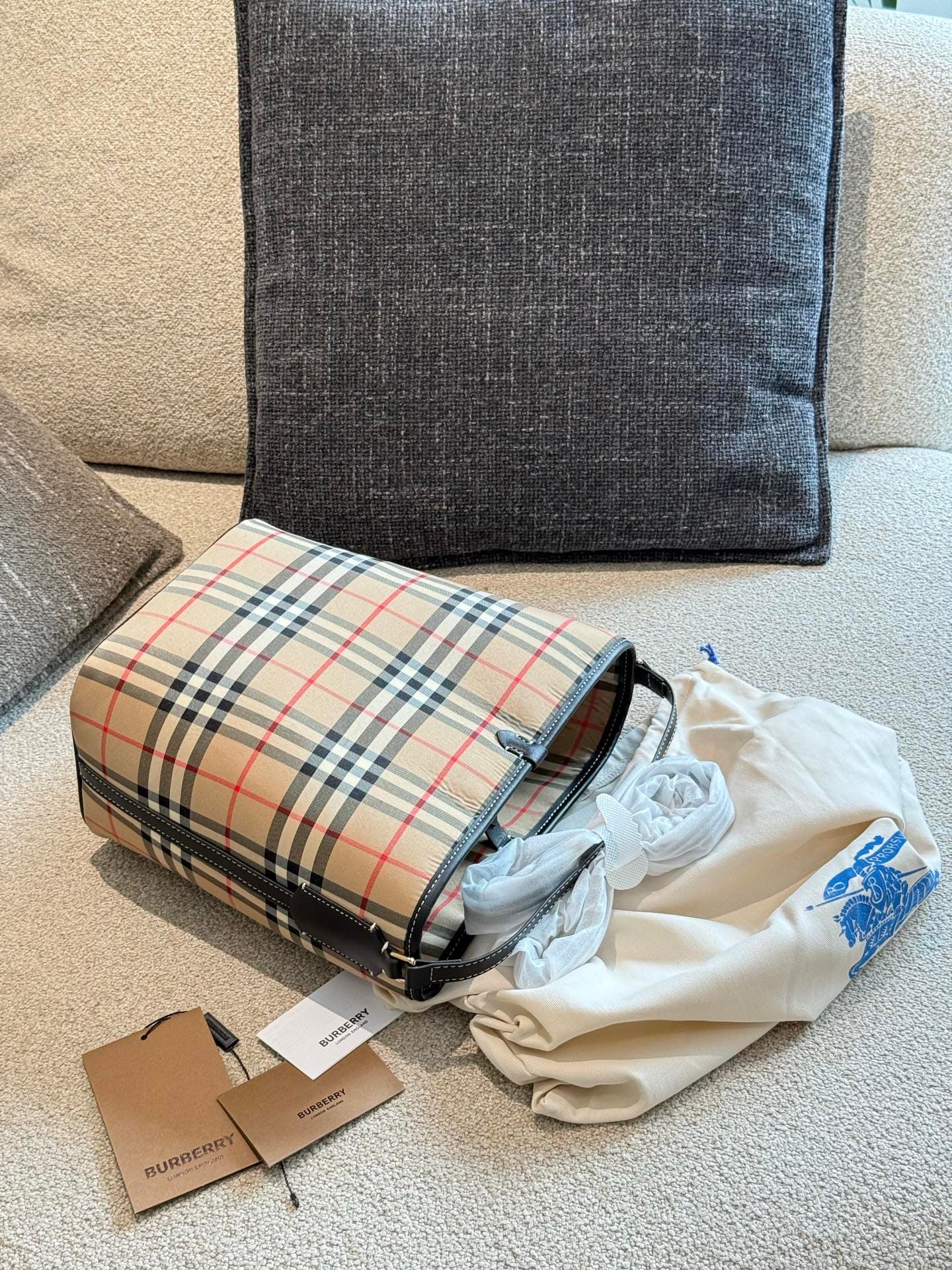 YUPOO Burberry Bucket Bag – Adjustable Strap Crossbody/Shoulder Bag image 5