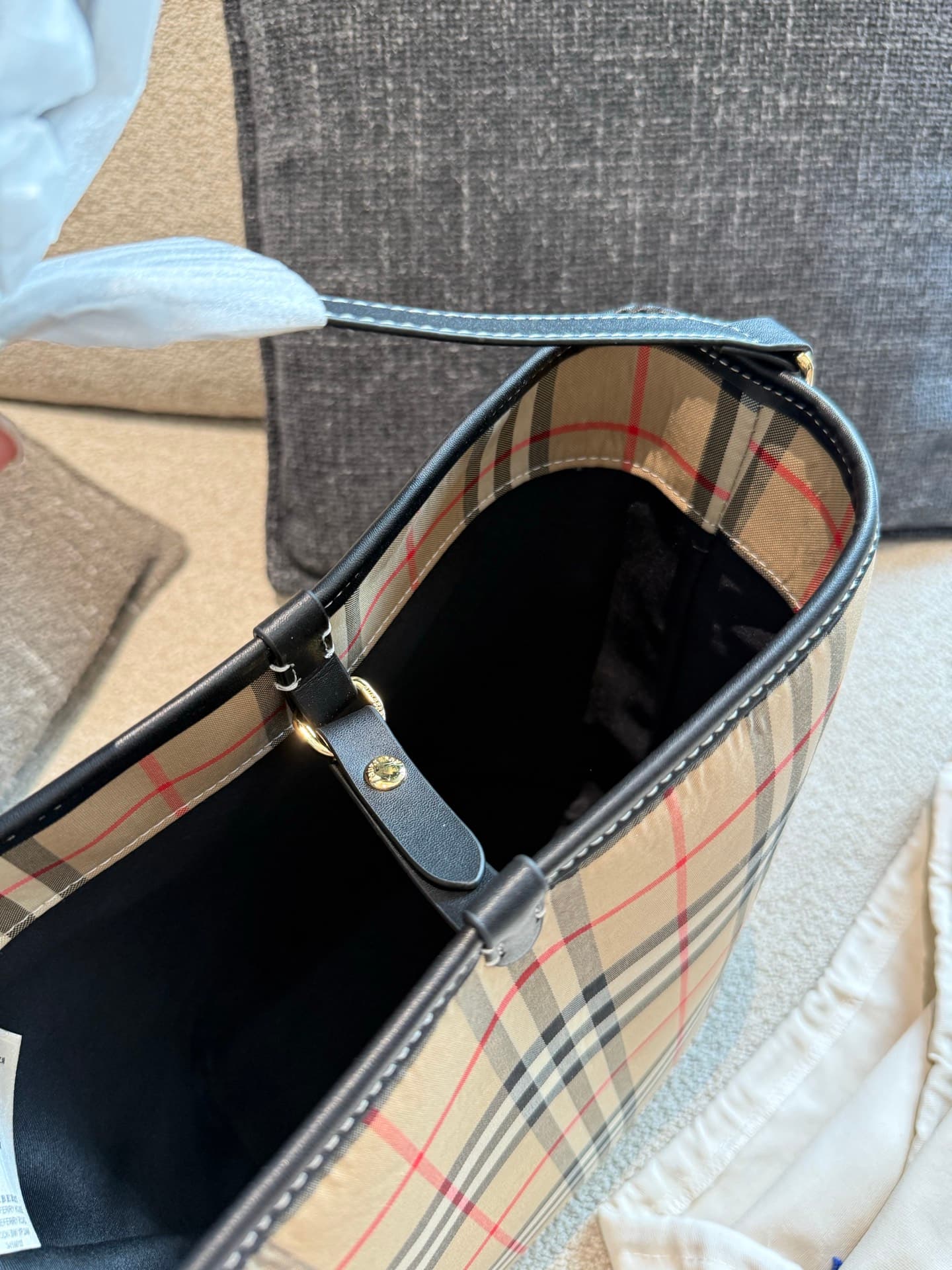 YUPOO Burberry Bucket Bag – Adjustable Strap Crossbody/Shoulder Bag image 7