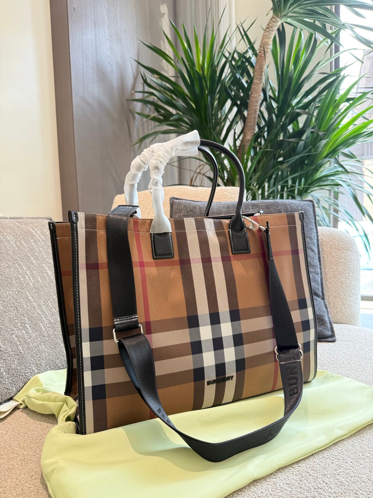 YUPOO Burberry Classic Check Tote Bag - Timeless British Style & Spacious Capacity | Rep Bags