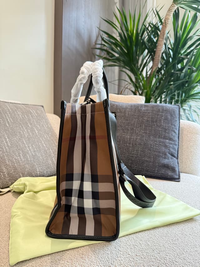YUPOO Burberry Classic Check Tote Bag - Timeless British Style & Spacious Capacity | Rep Bags image 2