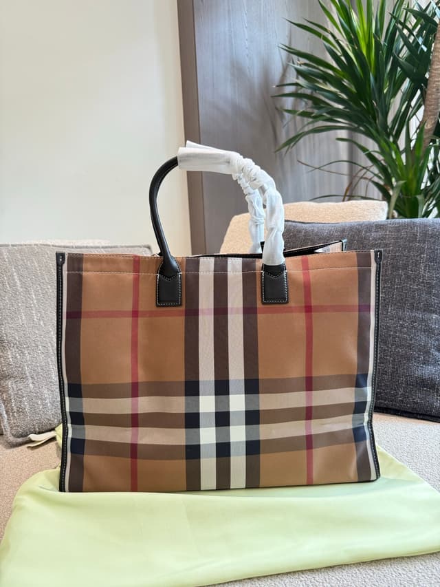 YUPOO Burberry Classic Check Tote Bag - Timeless British Style & Spacious Capacity | Rep Bags image 3