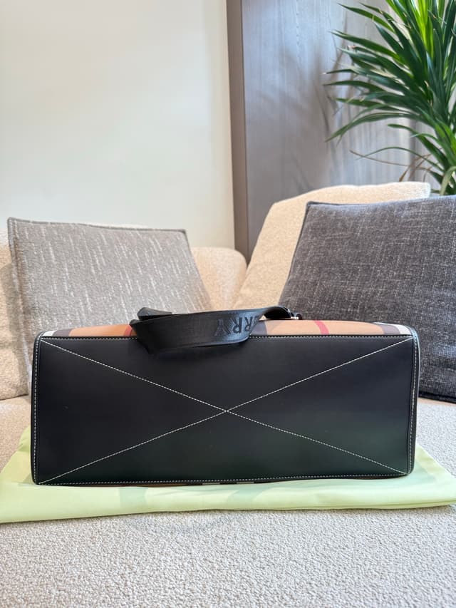 YUPOO Burberry Classic Check Tote Bag - Timeless British Style & Spacious Capacity | Rep Bags image 4