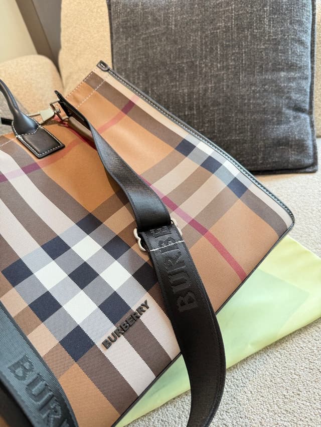 YUPOO Burberry Classic Check Tote Bag - Timeless British Style & Spacious Capacity | Rep Bags image 5