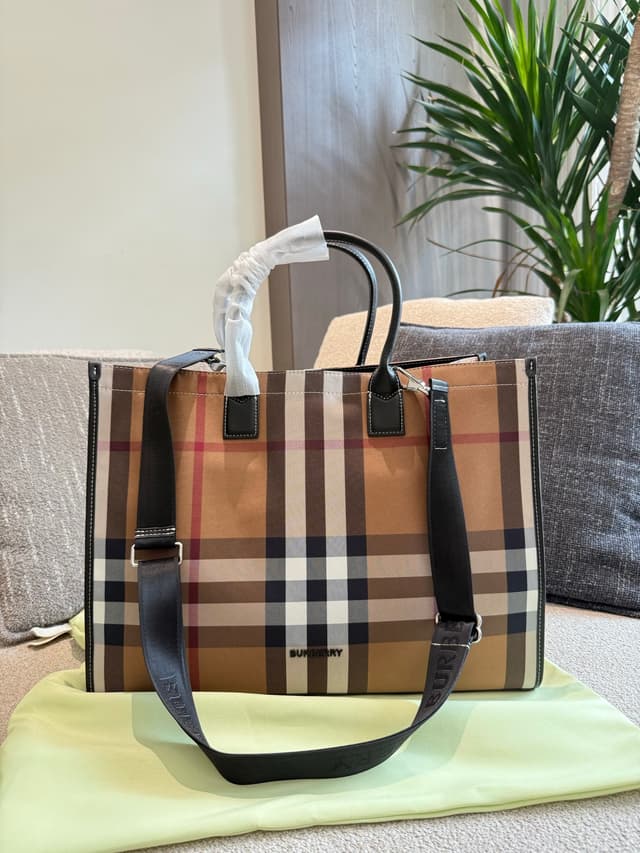 YUPOO Burberry Classic Check Tote Bag - Timeless British Style & Spacious Capacity | Rep Bags image 9