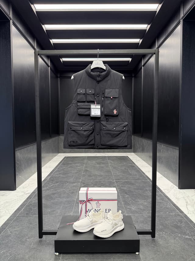 YUPOO Moncler:Grenoble Tongass rep Down Vest - Black Label, Duck Neck Down image 1