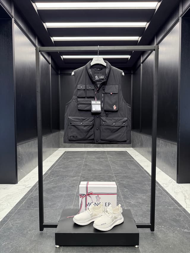 YUPOO Moncler:Grenoble Tongass rep Down Vest - Black Label, Duck Neck Down image 2