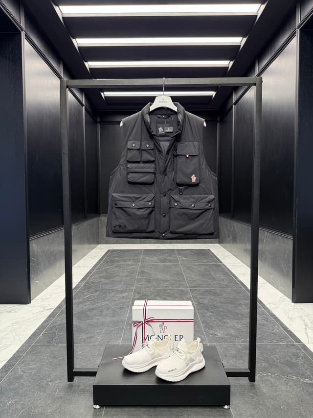 YUPOO Moncler:Grenoble Tongass rep Down Vest - Black Label, Duck Neck Down image 3