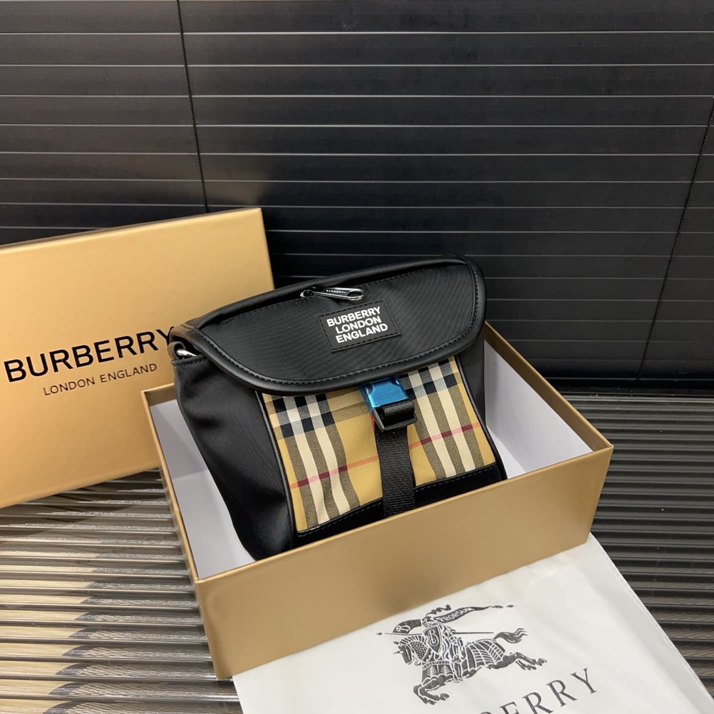 Yupoo Burberry Check Messenger Bag – Unisex Crossbody/Shoulder Bag, 18x21cm image 2