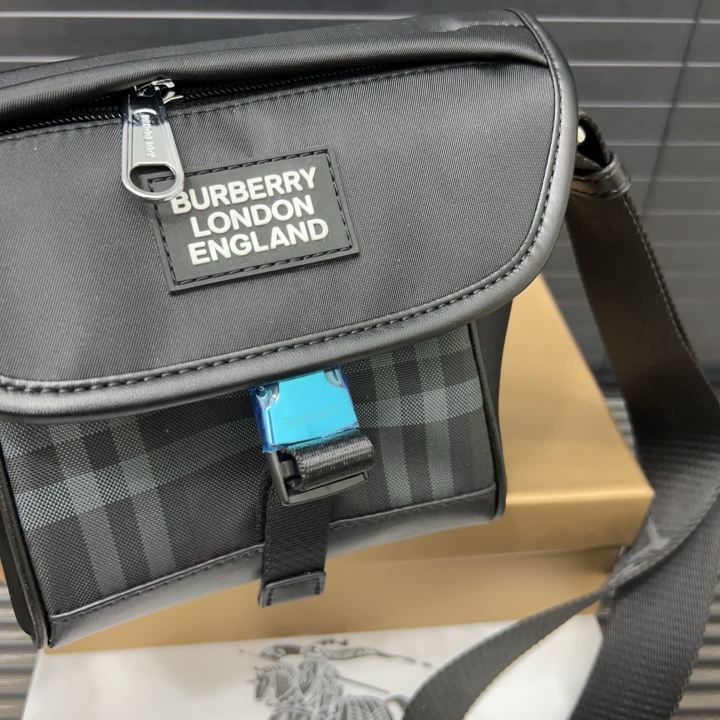 Yupoo Burberry Check Messenger Bag – Unisex Crossbody/Shoulder Bag, 18x21cm image 7