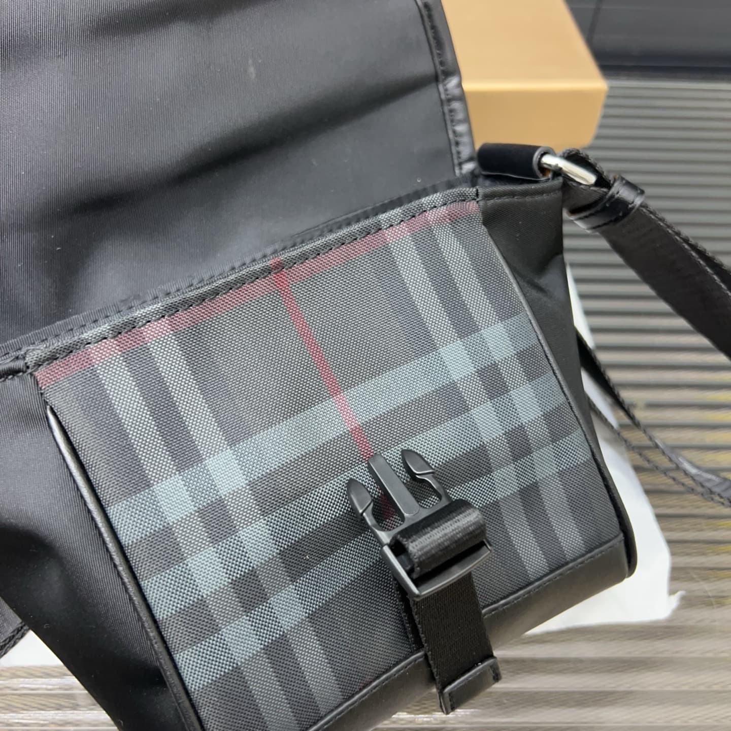 Yupoo Burberry Check Messenger Bag – Unisex Crossbody/Shoulder Bag, 18x21cm image 9