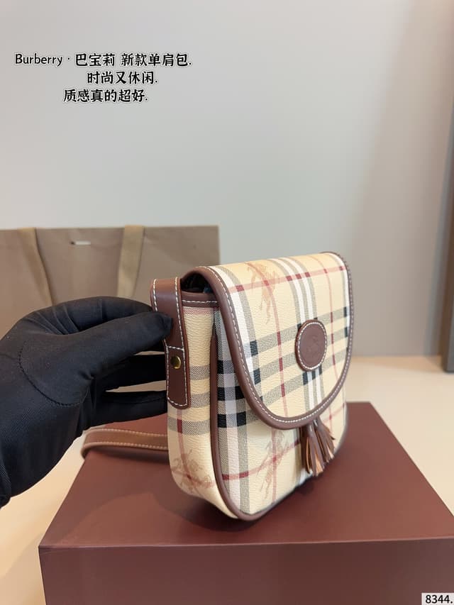 Yupoo Burberry Lee Messenger Bag – Must-Have Unisex Crossbody/Shoulder Bag | Rep Bags image 4