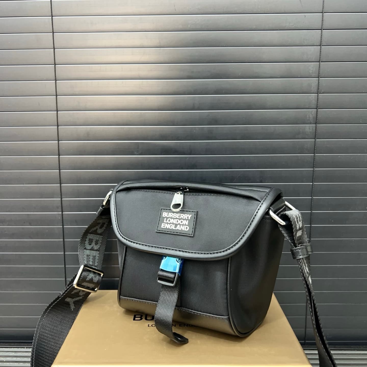 Yupoo Burberry Printed Messenger Bag - Unisex Crossbody/Shoulder Bag, 18x21cm image 4