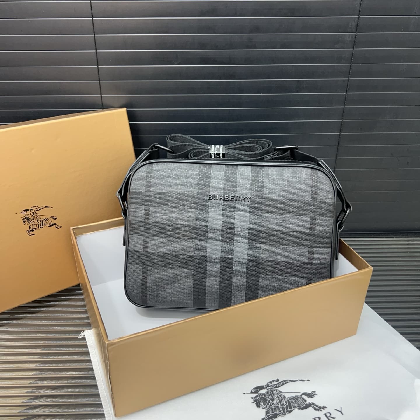 Yupoo Burberry Unisex Camera Bag – Classic Logo, Casual & Versatile, 25x18cm | Rep Bags