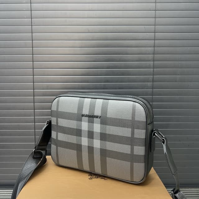 Yupoo Burberry Unisex Camera Bag – Classic Logo, Casual & Versatile, 25x18cm | Rep Bags image 2
