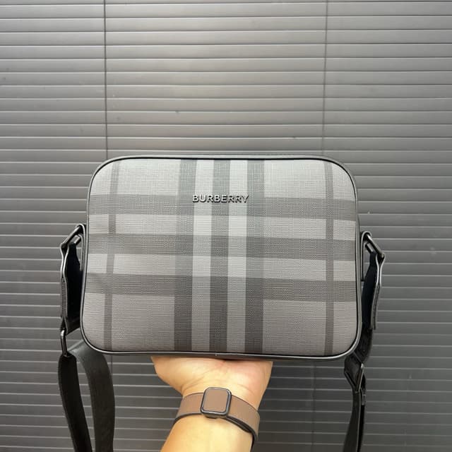Yupoo Burberry Unisex Camera Bag – Classic Logo, Casual & Versatile, 25x18cm | Rep Bags image 5