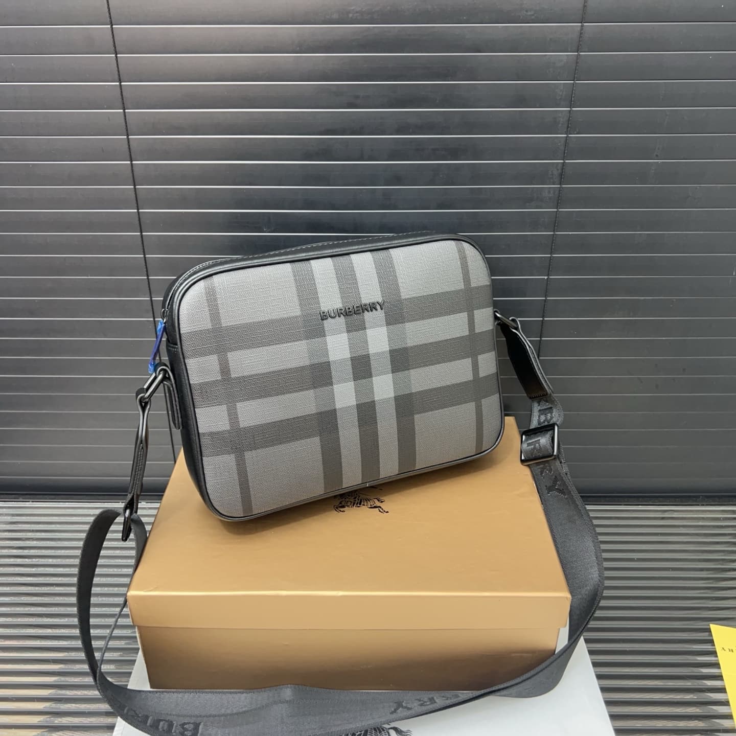 Yupoo Burberry Unisex Camera Bag – Classic Logo, Casual & Versatile, 25x18cm image 4