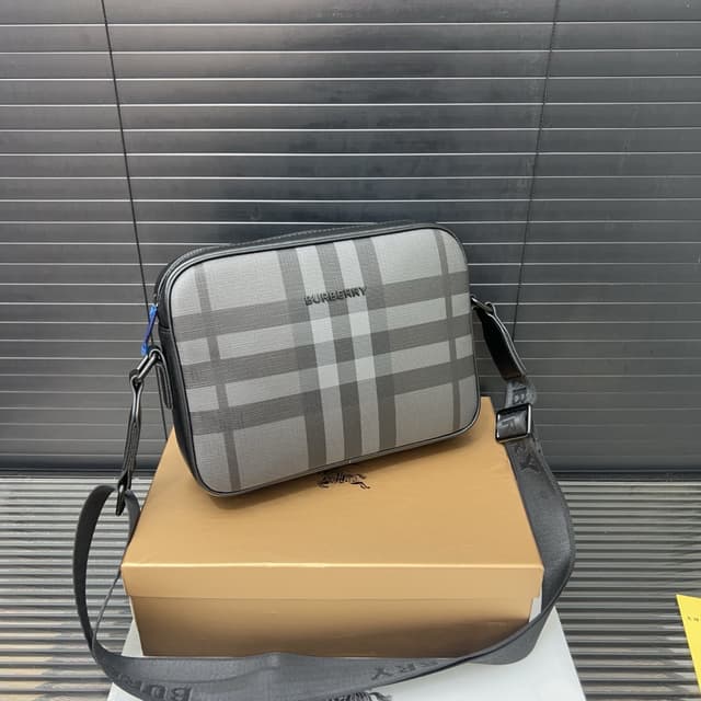 Yupoo Burberry Unisex Camera Bag – Classic Logo, Casual & Versatile, 25x18cm | Rep Bags image 4