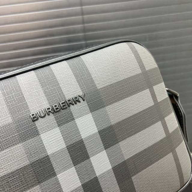 Yupoo Burberry Unisex Camera Bag – Classic Logo, Casual & Versatile, 25x18cm | Rep Bags image 6