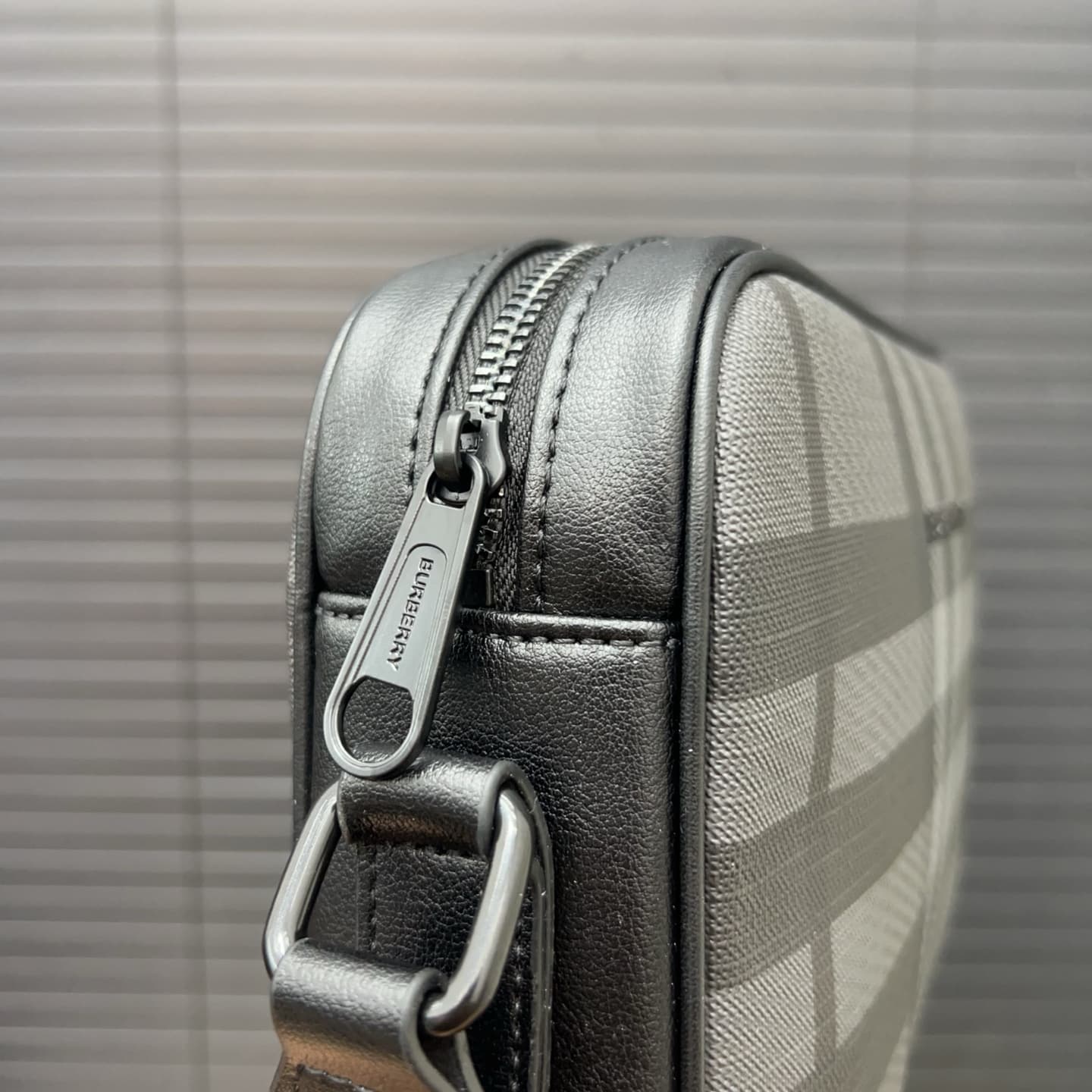 Yupoo Burberry Unisex Camera Bag – Classic Logo, Casual & Versatile, 25x18cm image 8