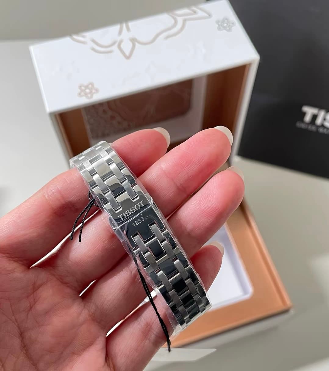 shop to grade replica Tissot watch Women's Swiss Quartz Watch Silver Dial Steel Bracelet image 6