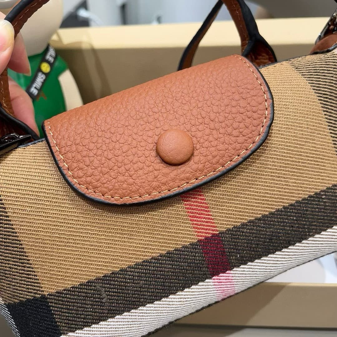 YupooPA Burberry-Inspired Check Canvas Phone Crossbody Bag📱 image 4