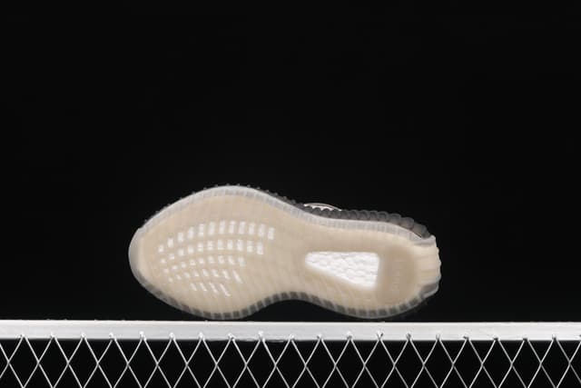 Yeezy 350 Boost V2 | Yupoo Rep Sneakers (Ref 610) image 3