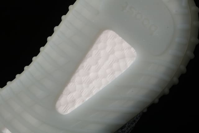 Yeezy 350 Boost V2 | Yupoo Rep Sneakers (Ref 551) image 7