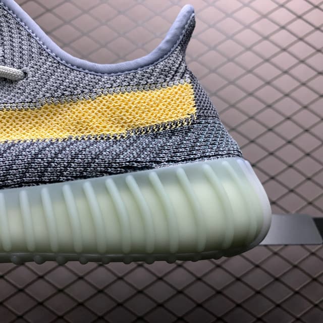 Yeezy 350 V2 | Yupoo Rep Sneakers (Ref 579) image 4