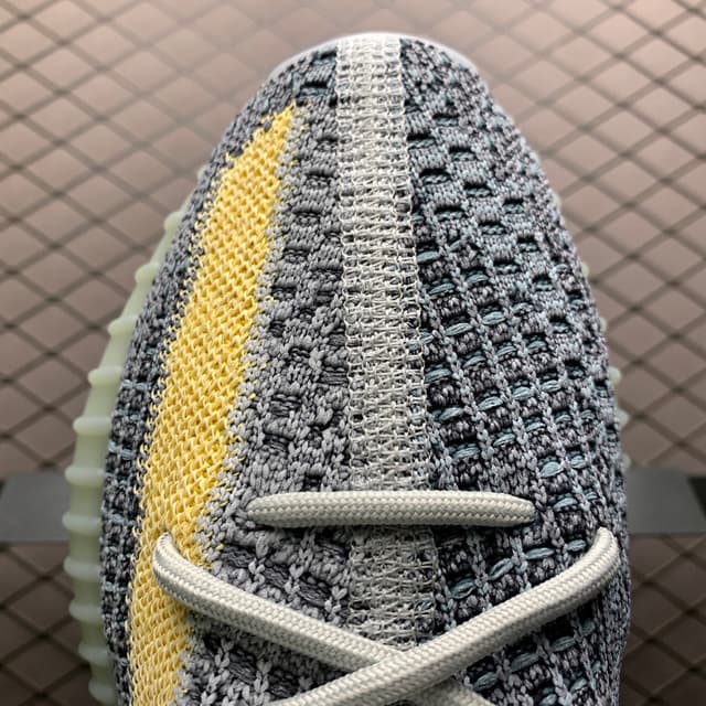Yeezy 350 V2 | Yupoo Rep Sneakers (Ref 579) image 7