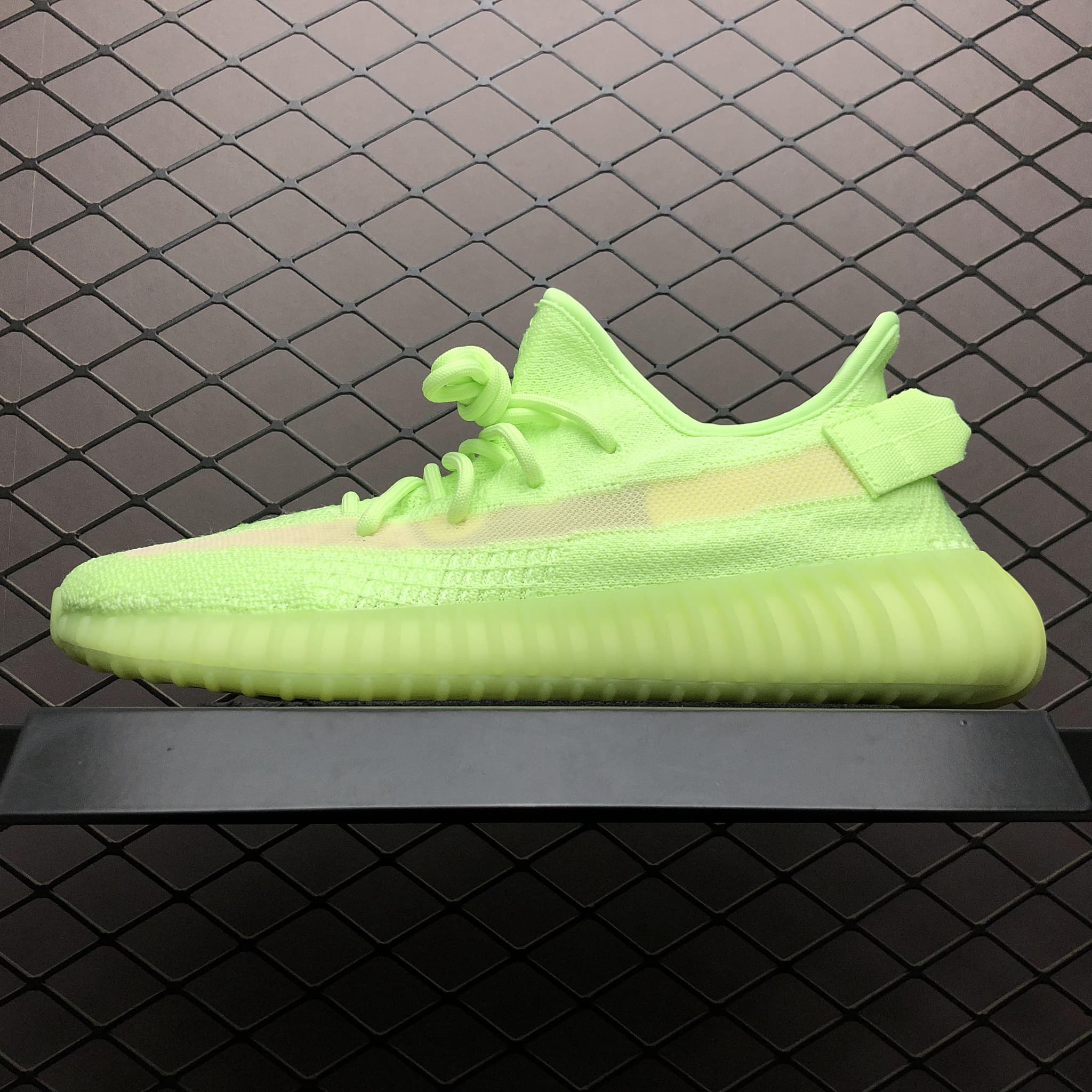 Yeezy 350 V2 | Yupoo Rep Sneakers (Ref 596) image 1