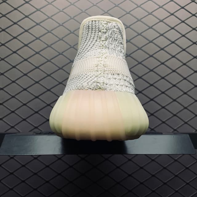 Yeezy 350 V2 | Yupoo Rep Sneakers (Ref 627) image 3