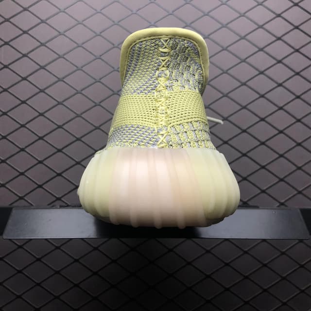 Yeezy 350 V2 | Yupoo Rep Sneakers (Ref 626) image 2