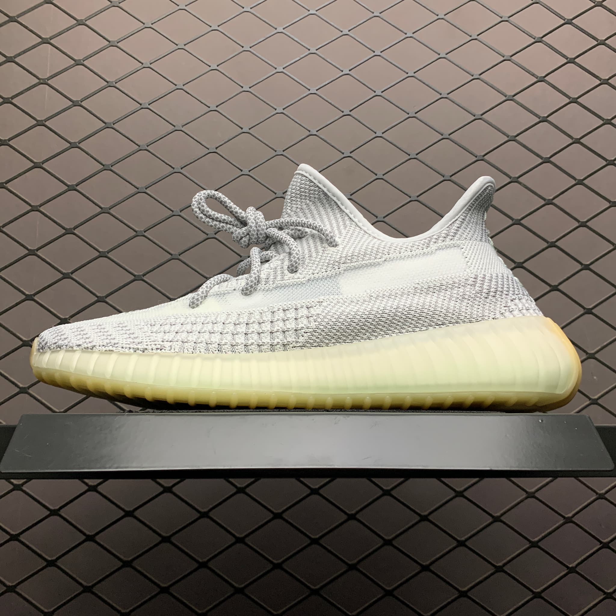 Yeezy 350 V2 | Yupoo Rep Sneakers (Ref 585) image 1