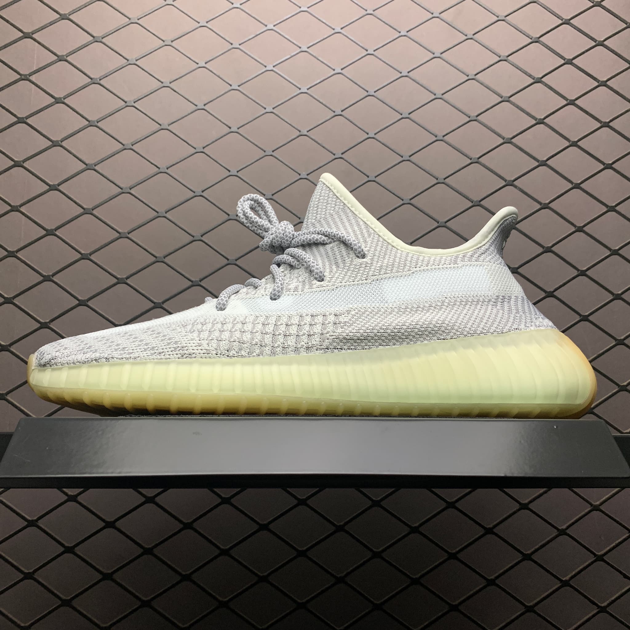 Yeezy 350 V2 | Yupoo Rep Sneakers (Ref 589) image 1