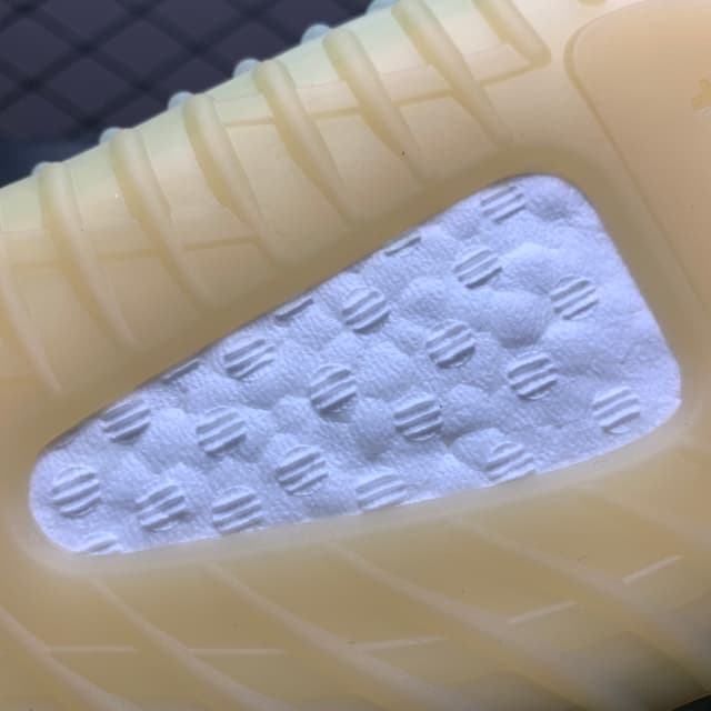 Yeezy 350 V2 | Yupoo Rep Sneakers (Ref 589) image 16