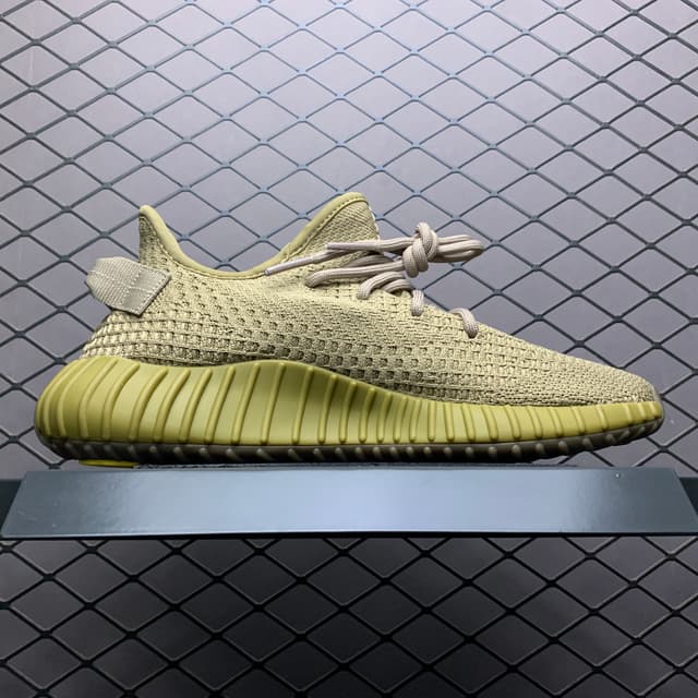 Yeezy 350 V2 | Yupoo Rep Sneakers (Ref 558) image 3